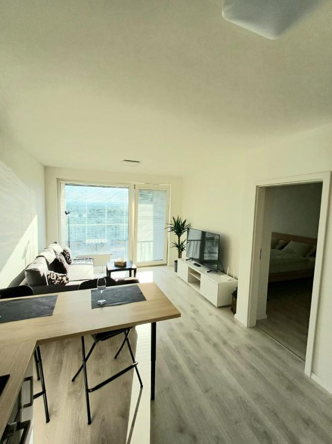 New Air-Conditioned Apartment 5 Minutes By Walk From The Airport With Free Garage Parking Братислава Экстерьер фото