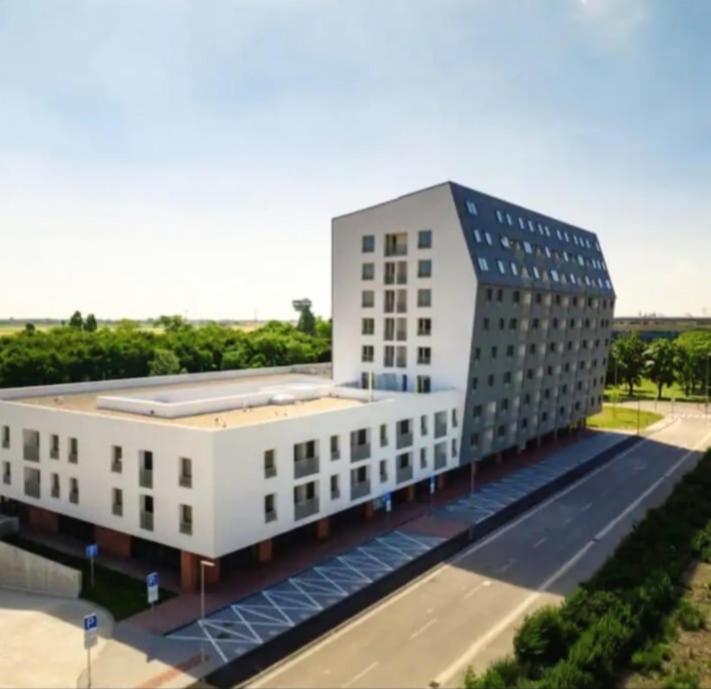 New Air-Conditioned Apartment 5 Minutes By Walk From The Airport With Free Garage Parking Братислава Экстерьер фото
