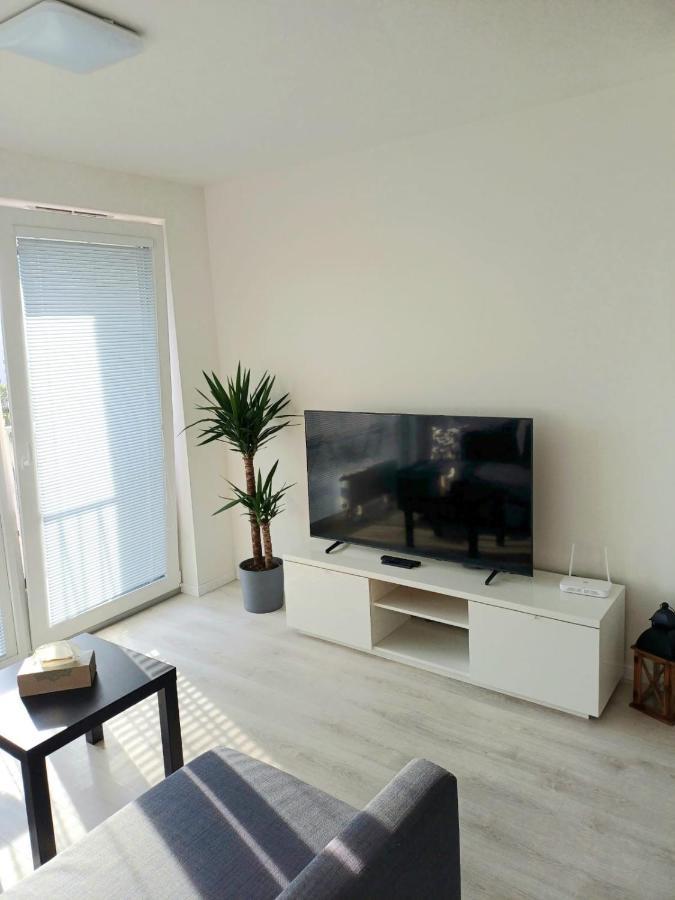 New Air-Conditioned Apartment 5 Minutes By Walk From The Airport With Free Garage Parking Братислава Экстерьер фото